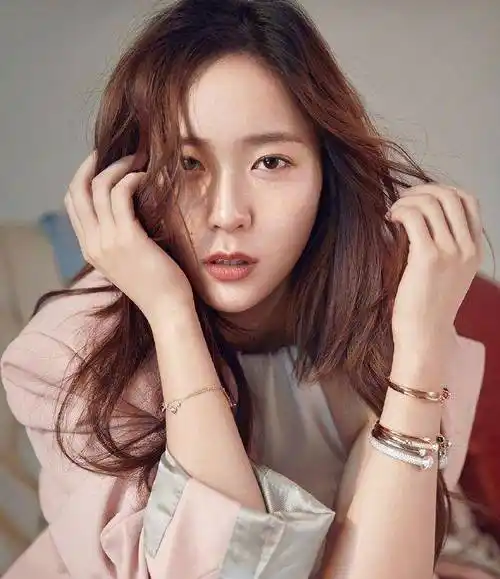 原创郑秀晶更新生活照墨镜怼脸拍好帅气皮肤状态超级好又a又飒