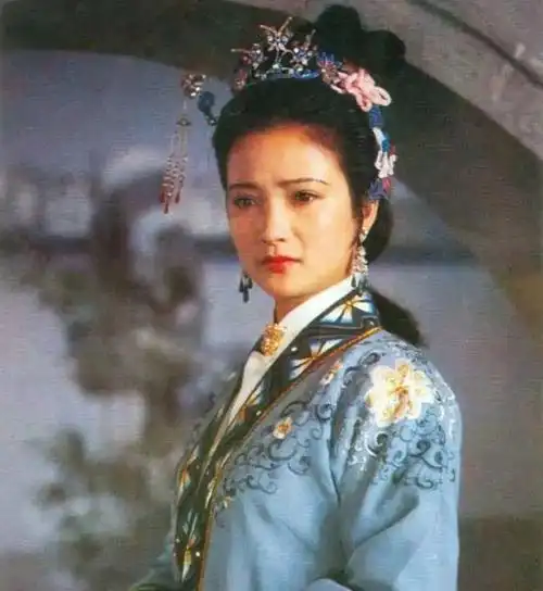 也是因为挂历封面上温柔如水的形象,何晴被琼瑶看中,拍摄了《青青河边