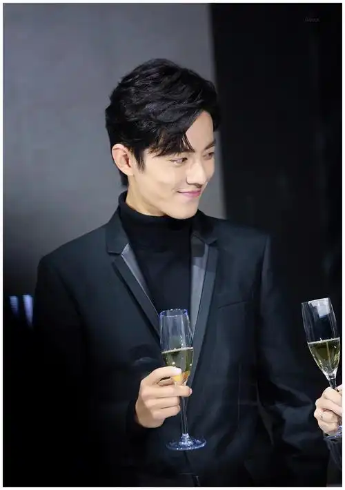 肖战小王子造型官方发布新品和新物料