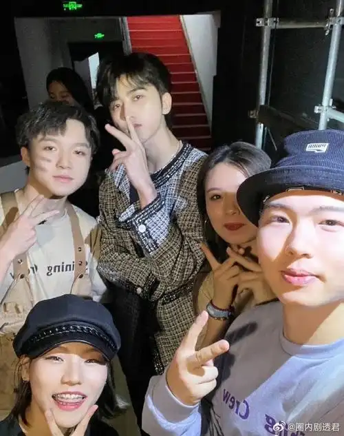 蔡徐坤沸腾校园大合照