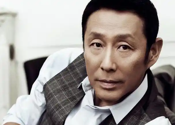 67岁的陈道明依旧魅力非凡,不管是西装还是卫衣都能轻松拿捏