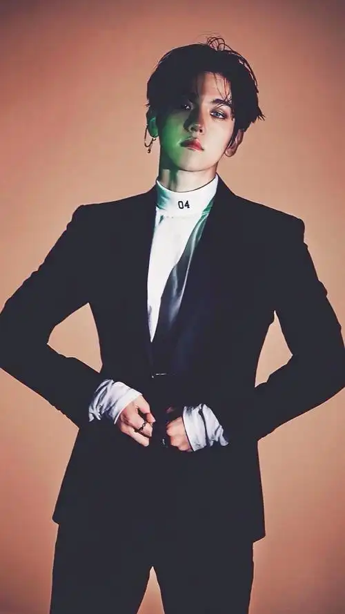 边伯贤/monster时期的young daddy和我最爱的领口数字衣 5巡上闪闪