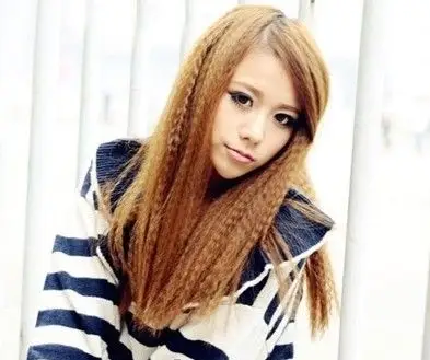 亚光色的染发,蓬松感十足的玉米烫发型,直发内扣的斜刘海,很俏丽活泼