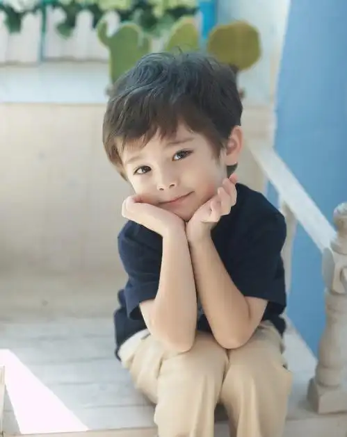 卖萌可爱小孩表情图片