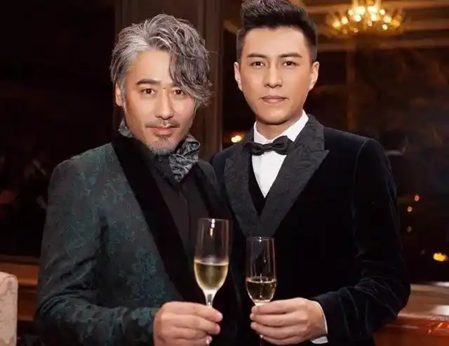 难怪男星们愿意和靳东一起合影,看完五张照片后,你就明白了_易看资讯