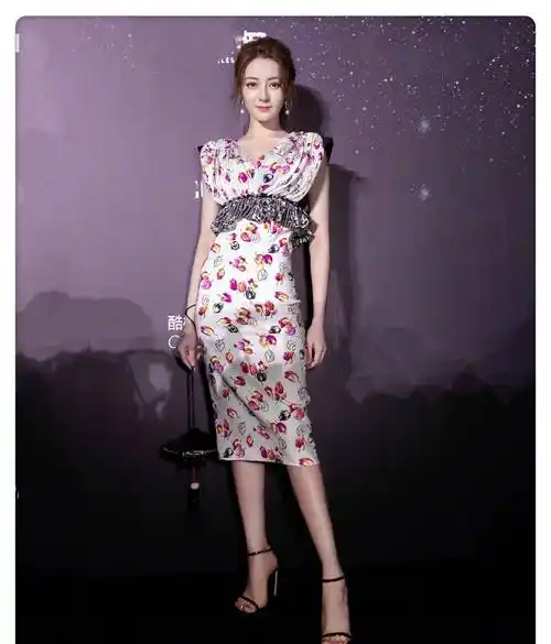 迪丽热巴v领桃色印花长裙,白珍珠耳环,真是"水蜜桃"般水灵灵_款式