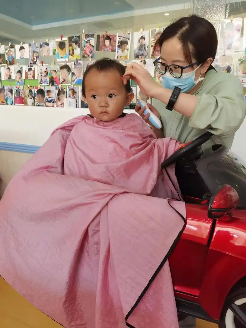 第一次认真剪发 蔓蔓好配合#只有照片能记录这份珍贵 #爱你宝 - 抖音