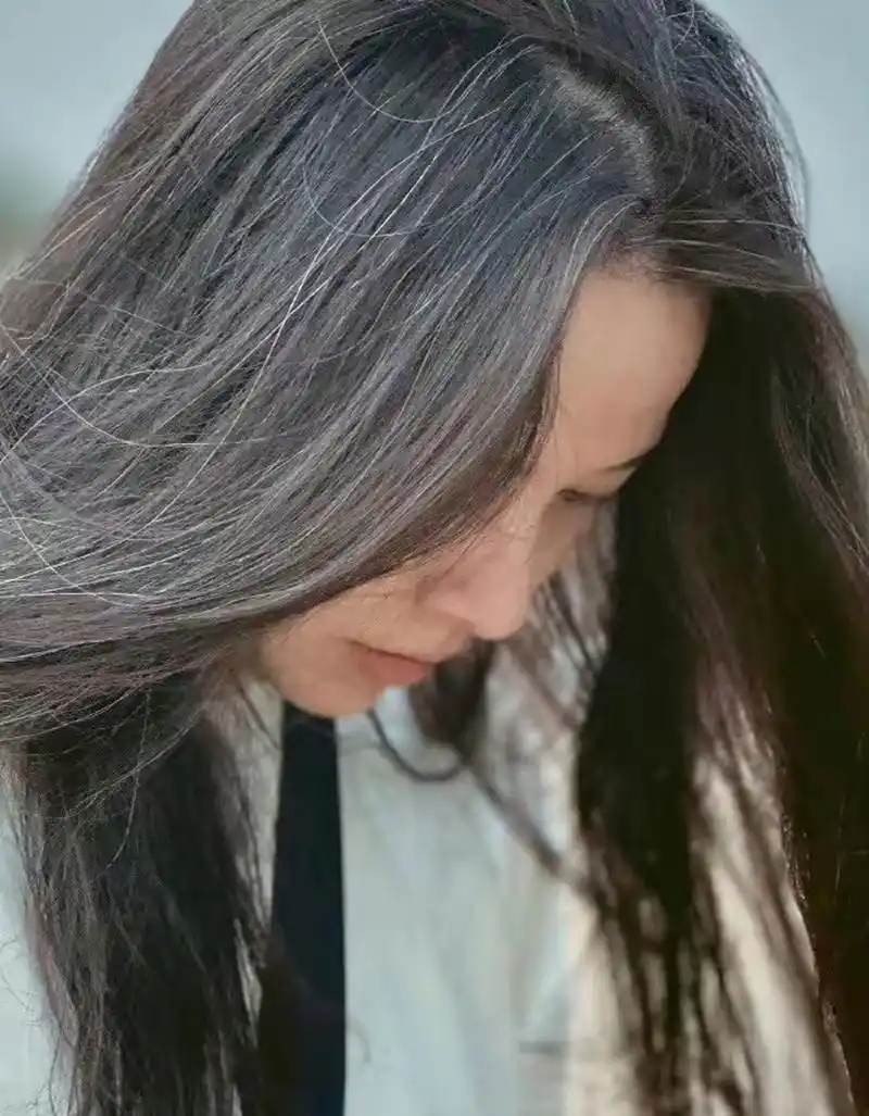 靳东老婆李佳最新营业照上线