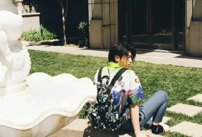 酷酷的花衬衫boy  #蔡徐坤范思哲全球品牌代言人