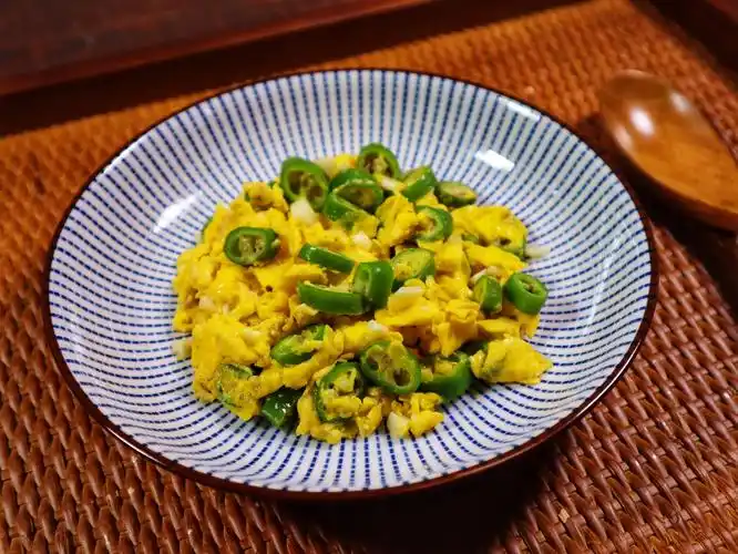 原创青椒炒鸡蛋是先炒青椒还是先炒鸡蛋试试这做法又香又下饭