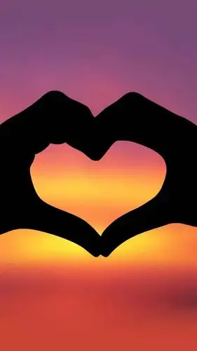 浪漫夕阳手比心形