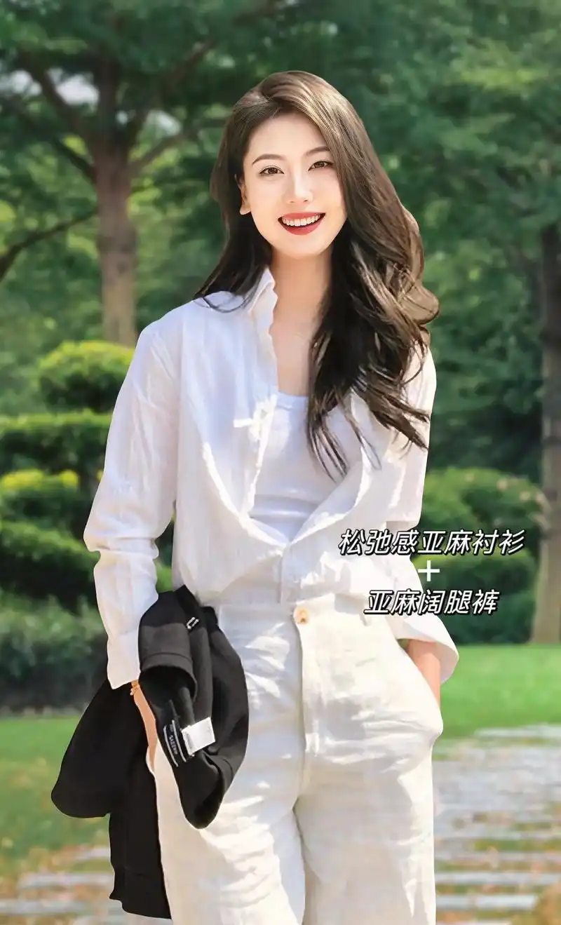 这是2024夏季必穿的慵懒度假亚麻套装,白色棉麻衬衫搭配松弛感设计