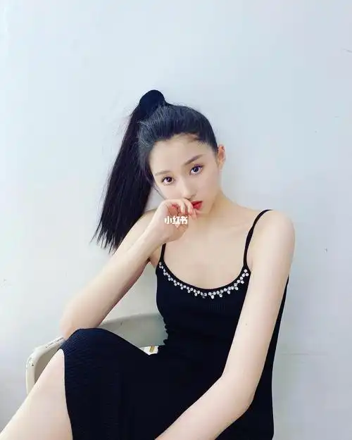 0704关晓彤ins更新穿搭一则