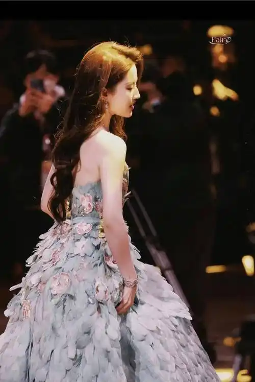 刘亦菲微博之夜美照_高定_全球_孔雀