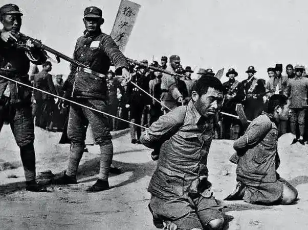 抗战胜利后,枪毙汉奸的场面大快人心