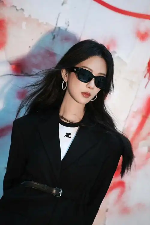 杨紫时尚芭莎封面预告##时尚芭莎六月刊