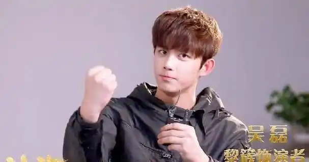 和王俊凯站在一起差不多高,中间再加个吴磊,完美_身高_演技_电影