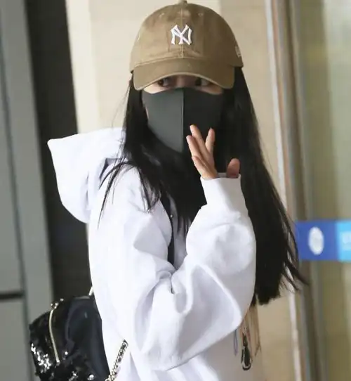 杨幂低调现身机场,鸭舌帽黑口罩白卫衣,一双超细美腿抢尽眼球!