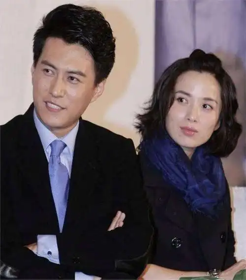 然而,作为靳东的妻子,她依然在各大网络平台上保持活跃,经常发布一些