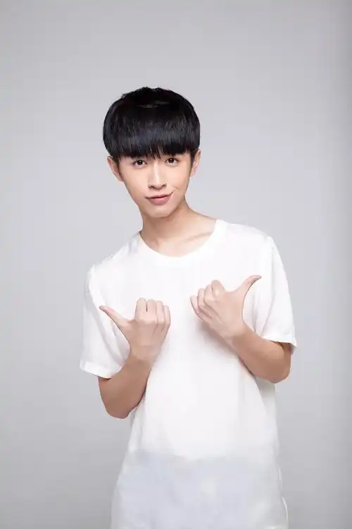 张逸杰最新写真曝光 温暖小男神初长成