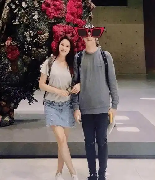 现任妻子气质出众,伊能静缺席|记者|张嘉欣|娱乐圈|摇滚乐_网易订阅