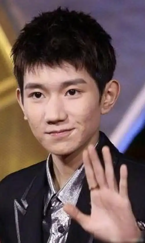 王源回国参加活动脸上痤疮严重网友你才19岁啊