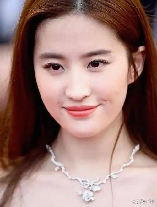 刘亦菲在国外更美了,穿花朵裙戴钻石项链很高调,脸部特写无瑕疵_白色