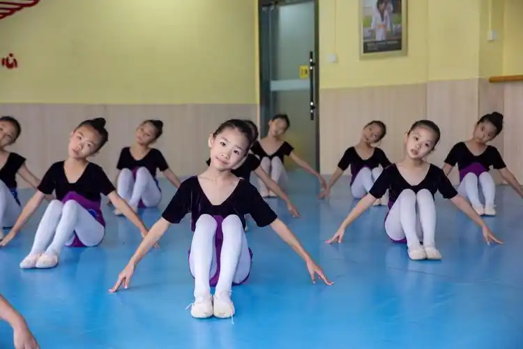 舞蹈课为什么老师要求学生统一服装?穿舞蹈鞋?盘发?