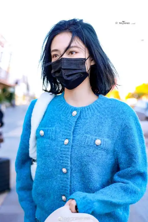 许佳琪蓝色齐肩发#许佳琪今日饭拍,身穿蓝色短款毛衣,齐肩蓝色短发很