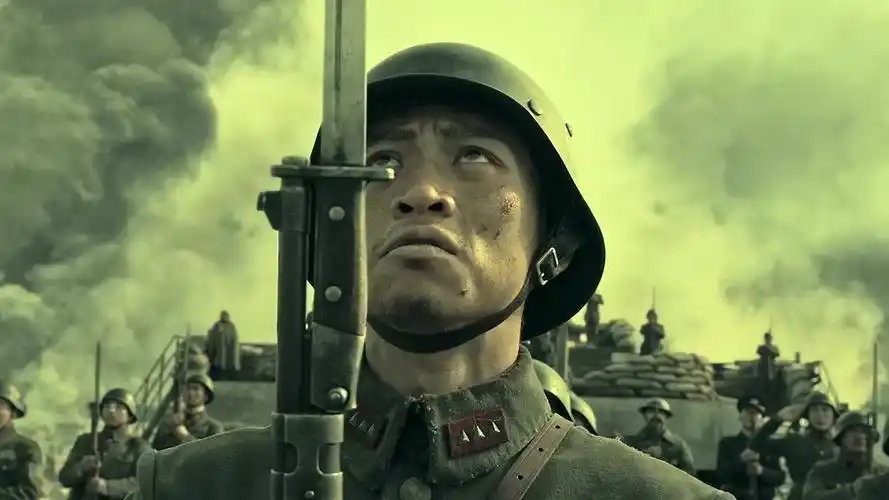 电影《八佰》中最感人的升旗仪式