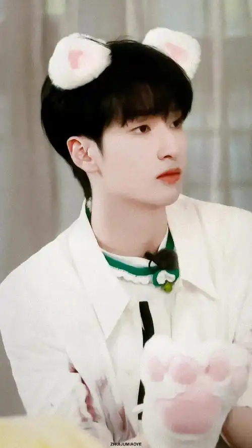 严浩翔拼色套装四宫格#今天是严小熊93软乎乎的奶团子可爱又迷人真