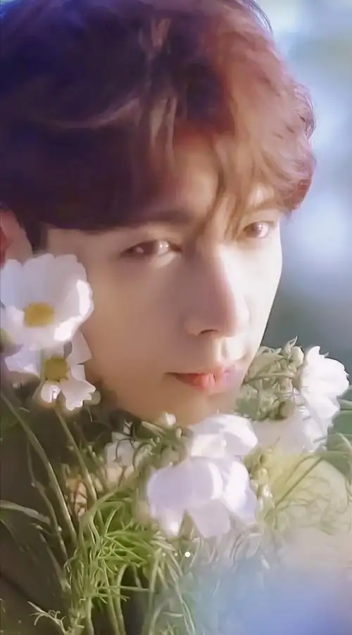 求这类张艺兴和花同时出镜的照片谢谢啦