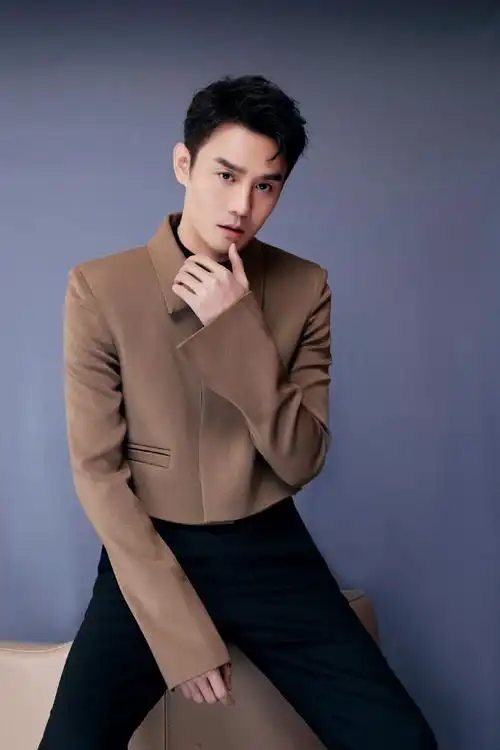 王凯超短夹克型男魅力帅气写真,王凯图片-第5图