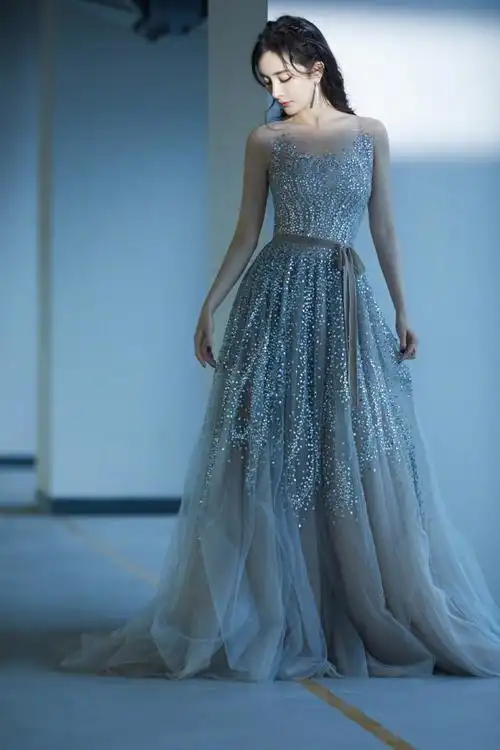 美女穿透明衣服(杨幂身穿"透视装"性感迷人,身材若隐若现,令人难以