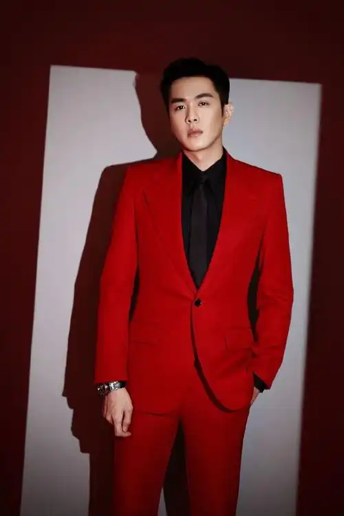 简介:张若昀红衣西装儒雅帅气写真,分享一组张若昀图片给大家,图中的