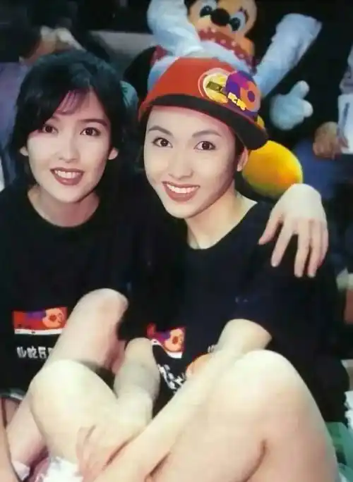 怀旧头像壁纸:惊艳时光的港星合照,谁更胜一筹一眼