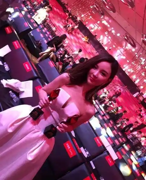 网红雪梨喝醉酒睡厕所,老公幸灾乐祸_照片_夏夏_礼服