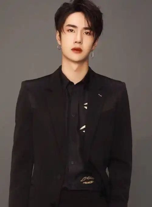 王一博演绎学院风,帅气时尚,青春潮流,引领新风尚_黑色_衬衫_牛仔裤