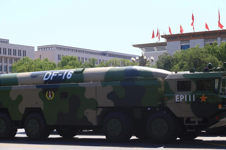 东风15新型导弹再次试射,呼啸升空气势磅礴,钻地60米致命绝杀