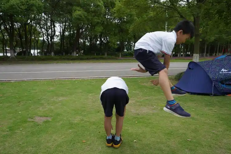 男孩子们玩起了跳山羊游戏,看看谁跳的更高