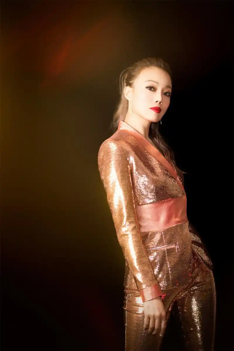 原名joey yung,1980年6月16日出生于中国香港,是一位华语流行乐女歌手