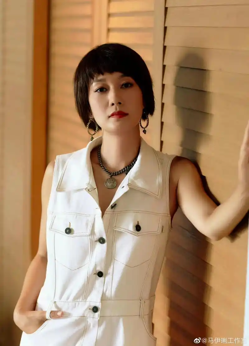 马伊琍节目新造型,穿白色无袖长裙,留短发清爽干练!
