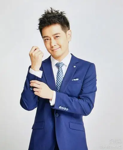 林志颖晒平面广告照,不老男神意外翻车,脸变臃肿表情一言难尽