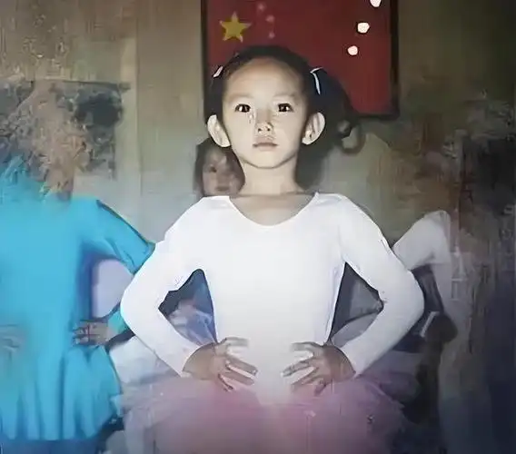 当红明星毛晓彤天真可爱的长相背后童年经历让人听了想掉眼泪