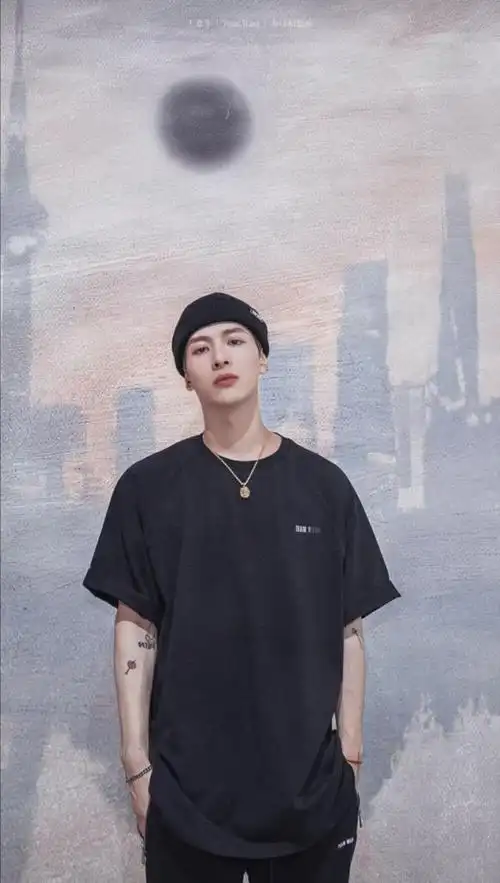 外表阳光帅气的铁憨憨大男孩王嘉尔的帅照