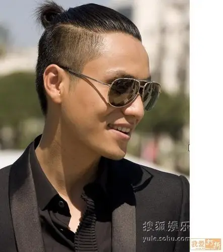 任性的代表差点漏了厂花陈坤,阴柔的气质配合小辫子造型没能透出忧郁