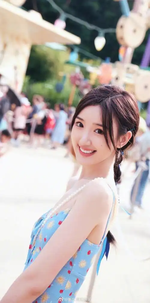 毛晓彤夏日吊带碎花裙写真__财经头条