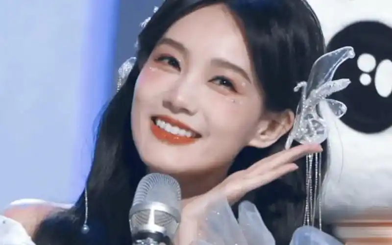 李一桐笑起来也太甜了吧78