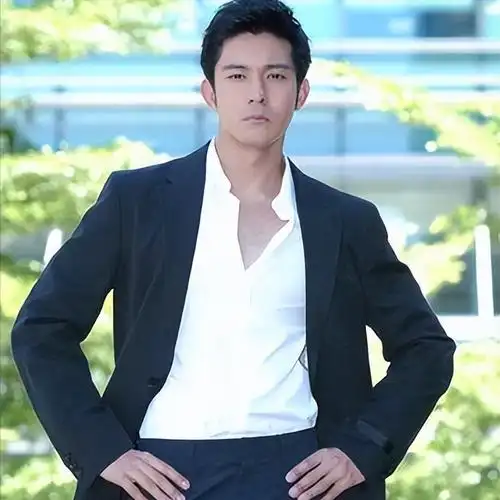 尖嘴猴腮别硬凹演富豪角色5位男明星站那就是人间富贵竹