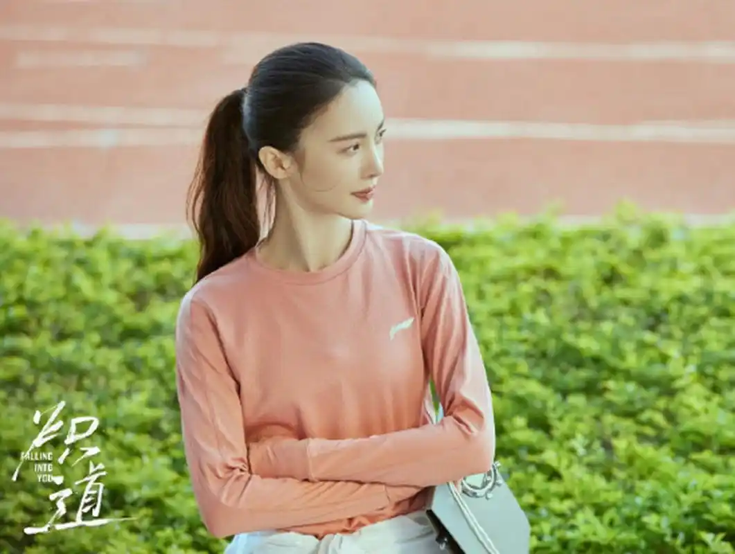 正在热播的电视剧《炽道》讲述了南湖大学田径队助教罗娜(金晨 饰)